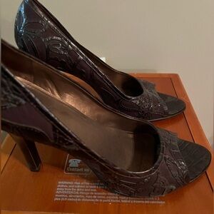 Carlos Santana peep toe pumps, size